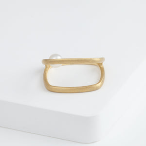 Syami frame ring with single pearl