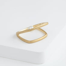 Load image into Gallery viewer, Syami frame ring with single pearl
