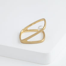 Load image into Gallery viewer, Syami frame ring with single pearl
