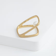 Load image into Gallery viewer, Syami frame ring with single pearl
