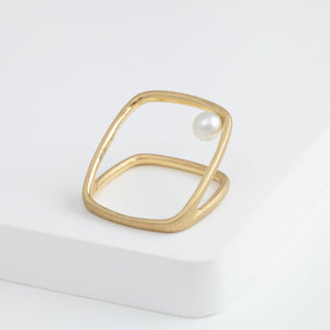 Syami frame ring with single pearl