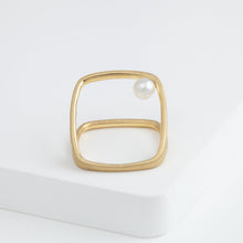Load image into Gallery viewer, Syami frame ring with single pearl
