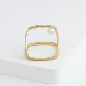 Syami frame ring with single pearl