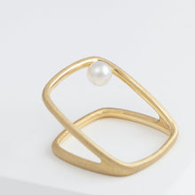 Load image into Gallery viewer, Syami frame ring with single pearl
