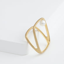 Load image into Gallery viewer, Syami frame ring with single pearl

