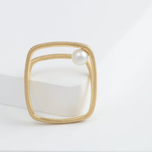 Load image into Gallery viewer, Syami frame ring with single pearl
