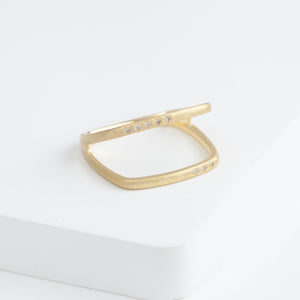 Syami frame ring with diamond