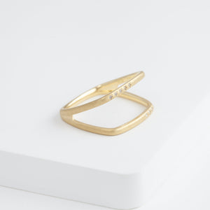 Syami frame ring with diamond