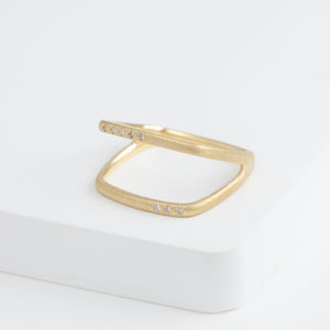 Syami frame ring with diamond