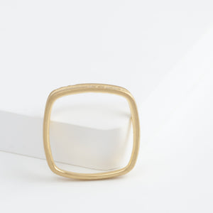 Syami frame ring with diamond