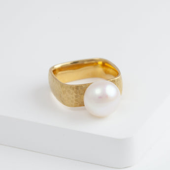 Syami ring with one-of-a-kind pearl