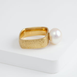 Syami ring with one-of-a-kind pearl