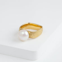 Load image into Gallery viewer, Syami ring with one-of-a-kind pearl
