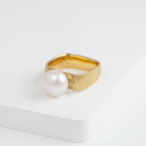Syami ring with one-of-a-kind pearl