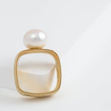 Load image into Gallery viewer, Syami ring with one-of-a-kind pearl
