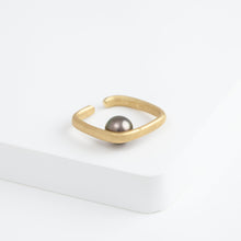 Load image into Gallery viewer, Syami tahitian pearl ear cuff
