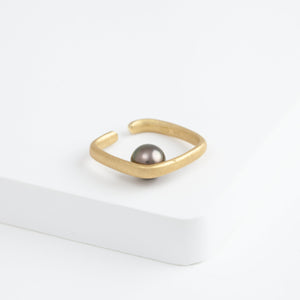 Syami tahitian pearl ear cuff