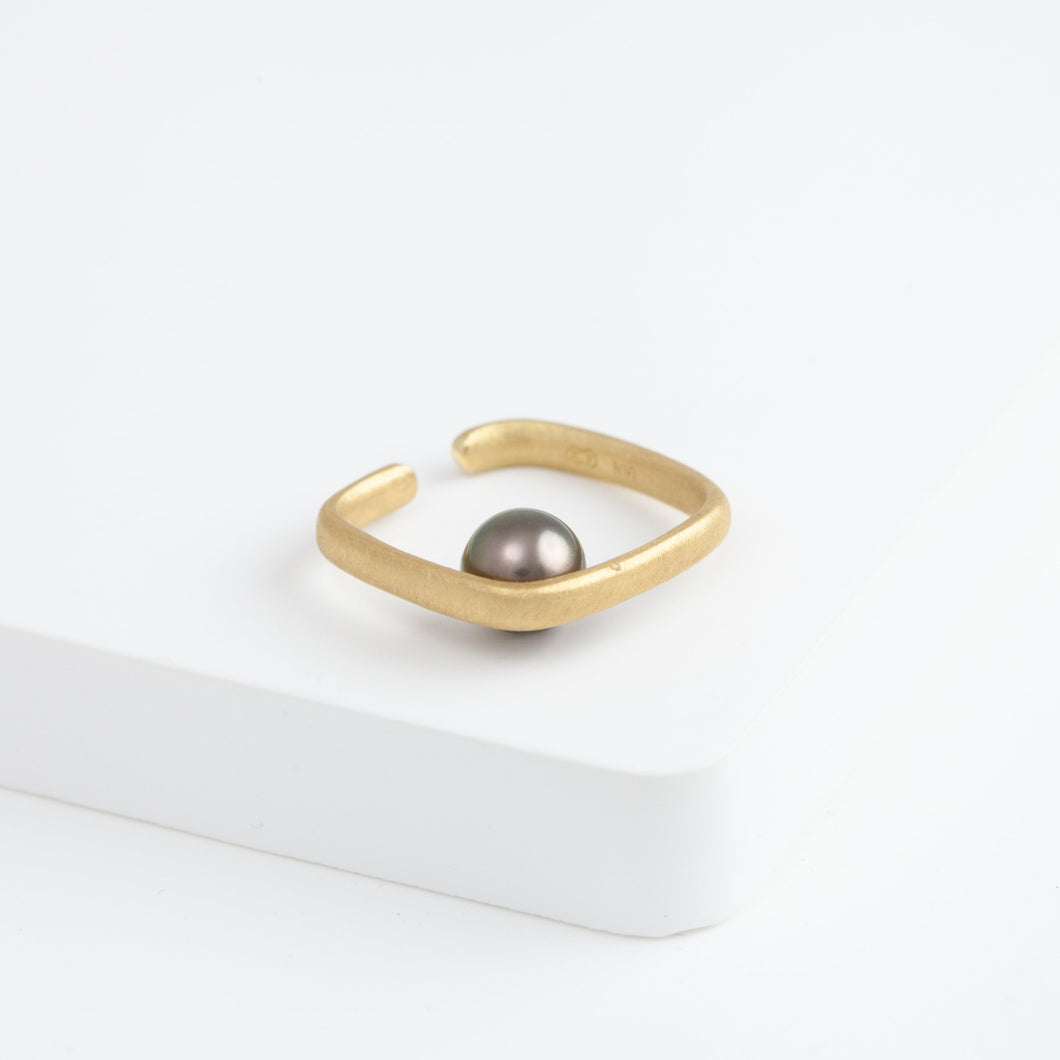 Syami tahitian pearl ear cuff