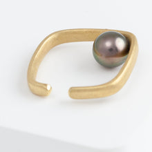 Load image into Gallery viewer, Syami tahitian pearl ear cuff
