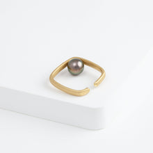 Load image into Gallery viewer, Syami tahitian pearl ear cuff

