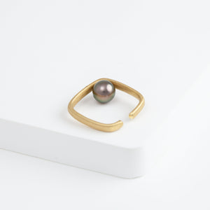 Syami tahitian pearl ear cuff