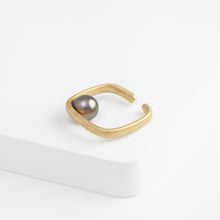 Load image into Gallery viewer, Syami tahitian pearl ear cuff
