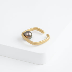 Syami tahitian pearl ear cuff