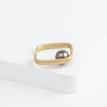 Load image into Gallery viewer, Syami tahitian pearl ear cuff
