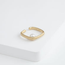 Load image into Gallery viewer, Syami pearl ear cuff

