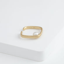 Load image into Gallery viewer, Syami pearl ear cuff

