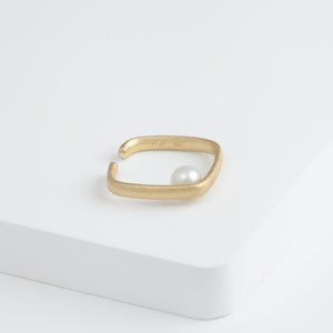 Syami pearl ear cuff
