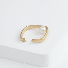 Load image into Gallery viewer, Syami pearl ear cuff
