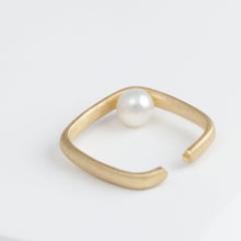 Load image into Gallery viewer, Syami pearl ear cuff
