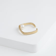 Load image into Gallery viewer, Syami pearl ear cuff
