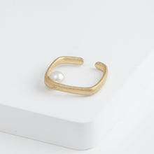 Load image into Gallery viewer, Syami pearl ear cuff
