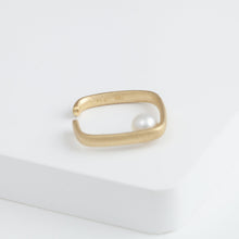 Load image into Gallery viewer, Syami pearl ear cuff
