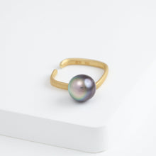 Load image into Gallery viewer, Syami hanging tahitian pearl ear cuff
