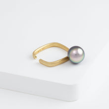 Load image into Gallery viewer, Syami hanging tahitian pearl ear cuff
