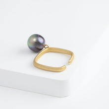 Load image into Gallery viewer, Syami hanging tahitian pearl ear cuff
