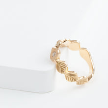 Load image into Gallery viewer, Leaf milgrain rose gold ring with diamond
