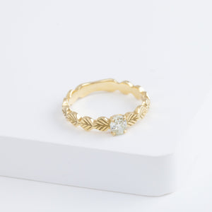 Leaf little ring with an one-of-a-kind diamond