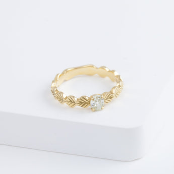 Leaf little ring with an one-of-a-kind diamond