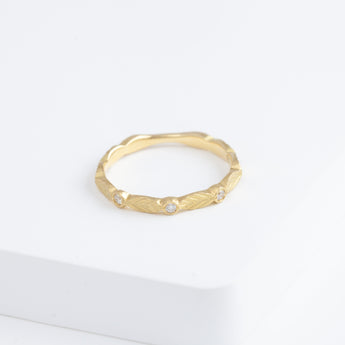 Bloom ring with diamond