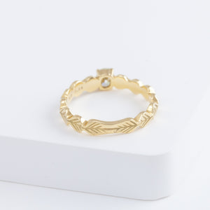 Leaf little ring with an one-of-a-kind diamond