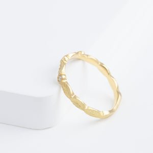 Bloom ring with diamond