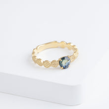 Load image into Gallery viewer, Leaf little ring with an one-of-a-kind bicolor sapphire
