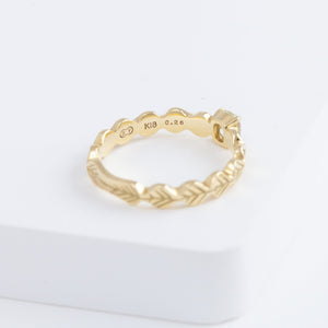Leaf little ring with an one-of-a-kind diamond