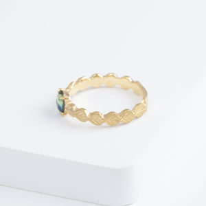 Leaf little ring with an one-of-a-kind bicolor sapphire