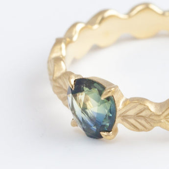 Leaf little ring with an one-of-a-kind bicolor sapphire