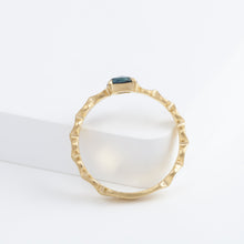 Load image into Gallery viewer, Leaf little ring with an one-of-a-kind bicolor sapphire
